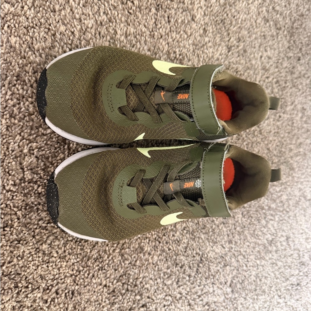 Nike Revolution 6 FlyEase